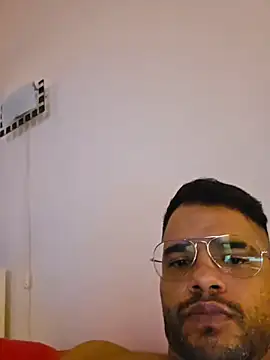 Macholatino8611 online show from 11-08-25, 04:40