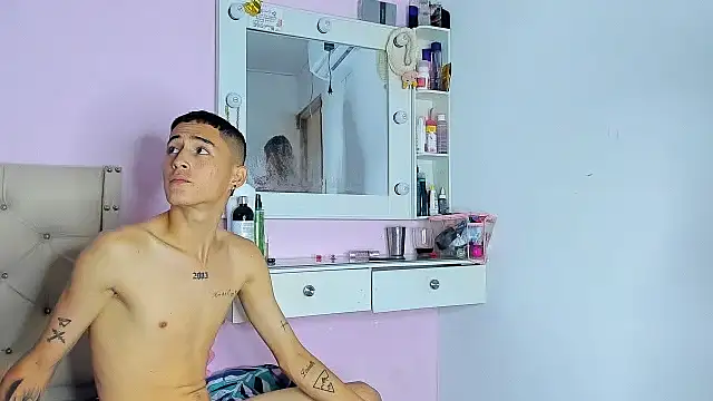 Snapshot of Sophie_and_andress chatting on 01-08-25, 04:34 Sophie and andress online show from 01-08-25, 04:34