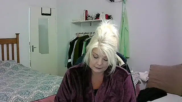 Snapshot of Miahotmilf chatting on 05-09-26, 05:07 Miahotmilf online show from 05-09-26, 05:07