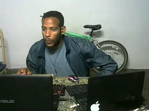 Snapshot of michel_sc chatting on 12-21-25, 06:20 michel sc online show from 12-21-25, 06:20