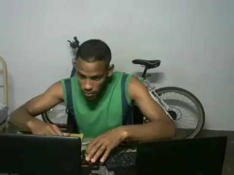 Snapshot of michel_sc chatting on 12-23-25, 07:06 michel sc online show from 12-23-25, 07:06