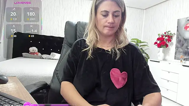 Snapshot of KattyeFox chatting on 11-27-25, 10:45 KattyeFox online show from 11-27-25, 10:45