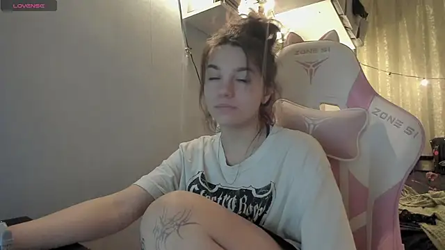 Snapshot of MashkaRay chatting on 03-10-25, 08:45 MashkaRay online show from 03-10-25, 08:45