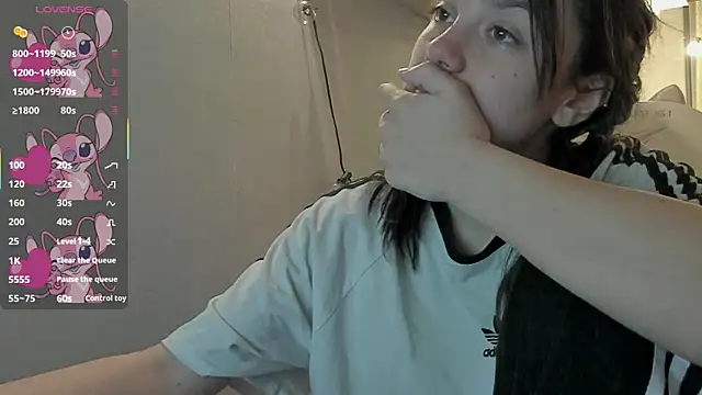 Snapshot of MashkaRay chatting on 03-22-25, 06:14 MashkaRay online show from 03-22-25, 06:14