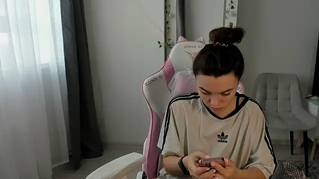 Snapshot of MashkaRay chatting on 12-02-25, 09:03 MashkaRay online show from 12-02-25, 09:03