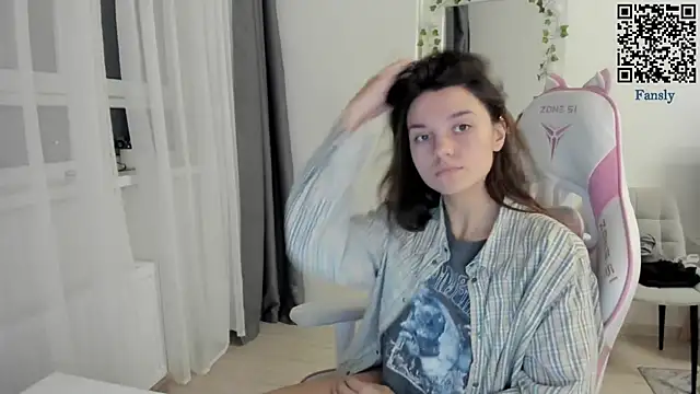 Snapshot of MashkaRay chatting on 12-21-25, 01:29 MashkaRay online show from 12-21-25, 01:29