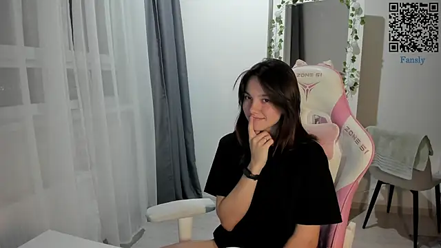 Snapshot of MashkaRay chatting on 12-22-25, 04:59 MashkaRay online show from 12-22-25, 04:59