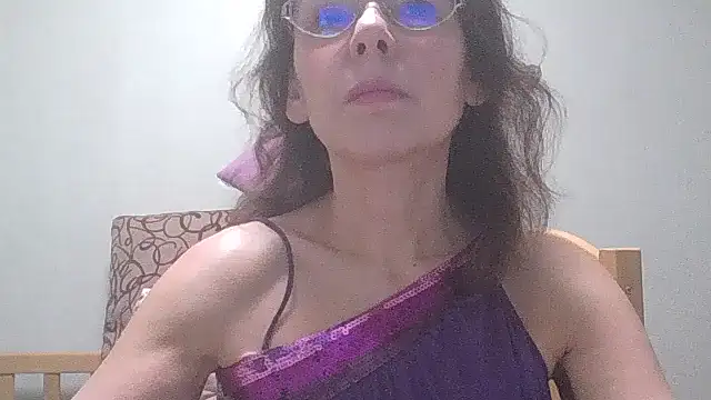 Snapshot of HollyJewel chatting on 01-15-25, 04:21 HollyJewel online show from 01-15-25, 04:21