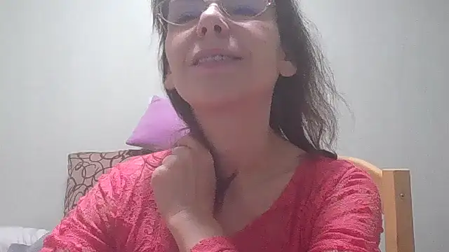 Snapshot of HollyJewel chatting on 01-20-25, 06:10 HollyJewel online show from 01-20-25, 06:10