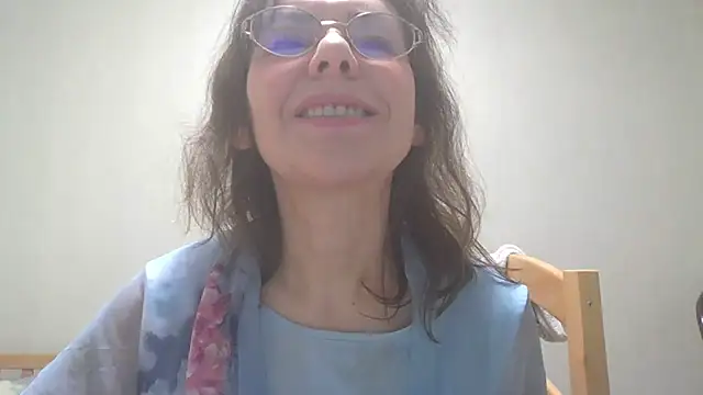 Snapshot of HollyJewel chatting on 01-21-25, 09:15 HollyJewel online show from 01-21-25, 09:15