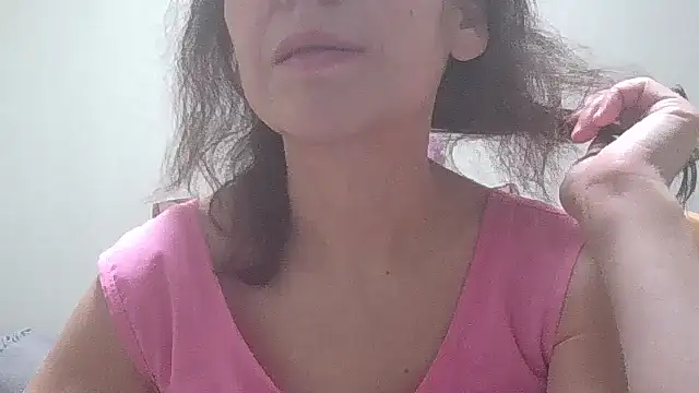 Snapshot of HollyJewel chatting on 02-05-25, 04:25 HollyJewel online show from 02-05-25, 04:25