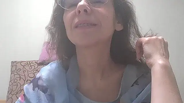 Snapshot of HollyJewel chatting on 02-18-25, 06:15 HollyJewel online show from 02-18-25, 06:15