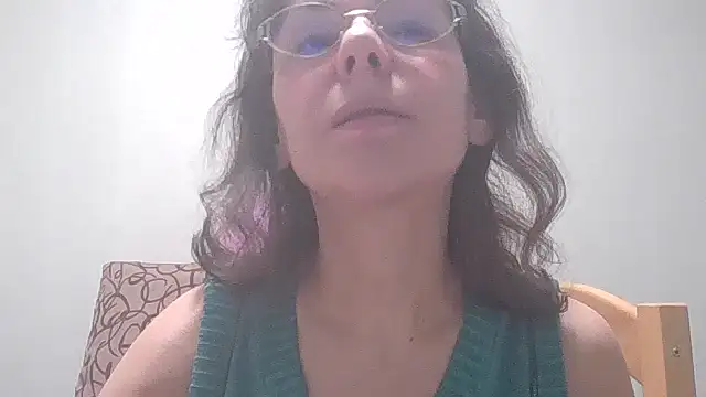 Snapshot of HollyJewel chatting on 03-06-25, 06:26 HollyJewel online show from 03-06-25, 06:26