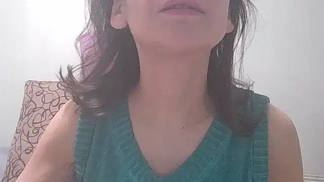 Snapshot of HollyJewel chatting on 03-07-25, 06:00 HollyJewel online show from 03-07-25, 06:00