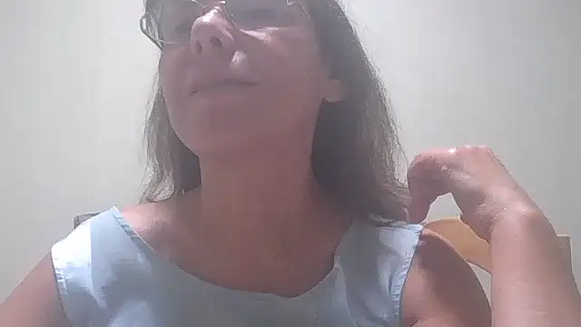 Snapshot of HollyJewel chatting on 09-15-25, 04:40 HollyJewel online show from 09-15-25, 04:40