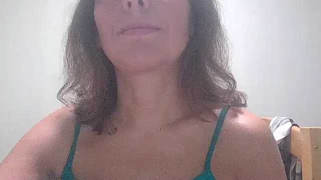 Snapshot of HollyJewel chatting on 09-28-25, 06:57 HollyJewel online show from 09-28-25, 06:57