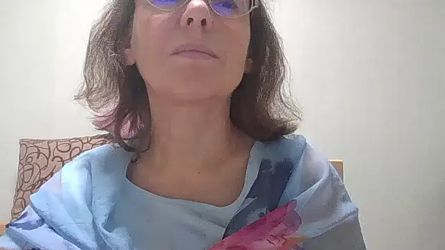 Snapshot of HollyJewel chatting on 10-09-25, 04:49 HollyJewel online show from 10-09-25, 04:49