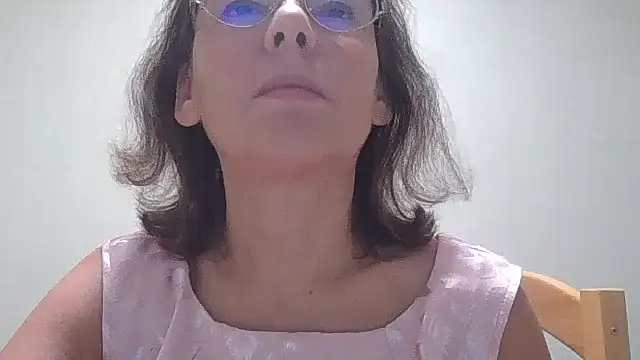 Snapshot of HollyJewel chatting on 10-10-25, 03:33 HollyJewel online show from 10-10-25, 03:33