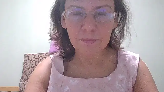 Snapshot of HollyJewel chatting on 10-13-25, 04:18 HollyJewel online show from 10-13-25, 04:18