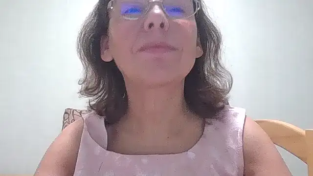 Snapshot of HollyJewel chatting on 10-14-25, 05:03 HollyJewel online show from 10-14-25, 05:03