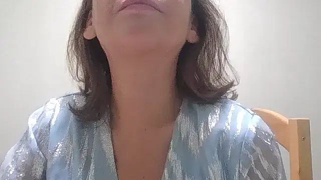 Snapshot of HollyJewel chatting on 10-20-25, 05:24 HollyJewel online show from 10-20-25, 05:24