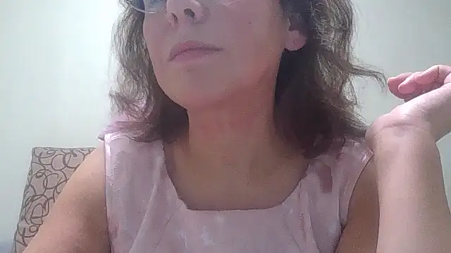 Snapshot of HollyJewel chatting on 11-05-25, 06:08 HollyJewel online show from 11-05-25, 06:08