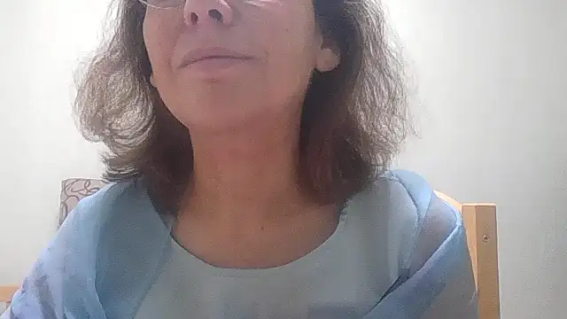 Snapshot of HollyJewel chatting on 11-06-25, 05:14 HollyJewel online show from 11-06-25, 05:14