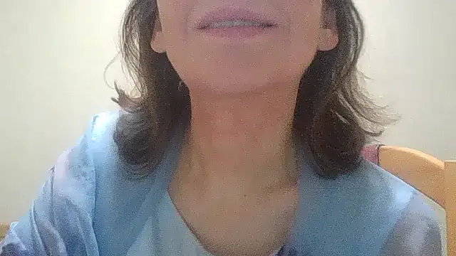 Snapshot of HollyJewel chatting on 11-10-25, 04:17 HollyJewel online show from 11-10-25, 04:17