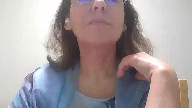 Snapshot of HollyJewel chatting on 11-20-25, 04:29 HollyJewel online show from 11-20-25, 04:29