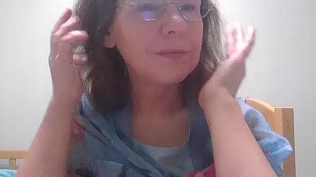 Snapshot of HollyJewel chatting on 11-25-25, 07:14 HollyJewel online show from 11-25-25, 07:14