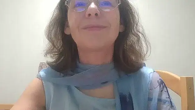 Snapshot of HollyJewel chatting on 12-05-25, 06:26 HollyJewel online show from 12-05-25, 06:26