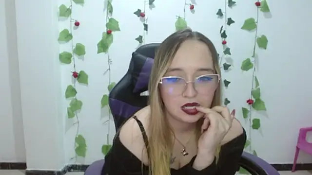 Liaroberts1 online show from 05-09-26, 04:50