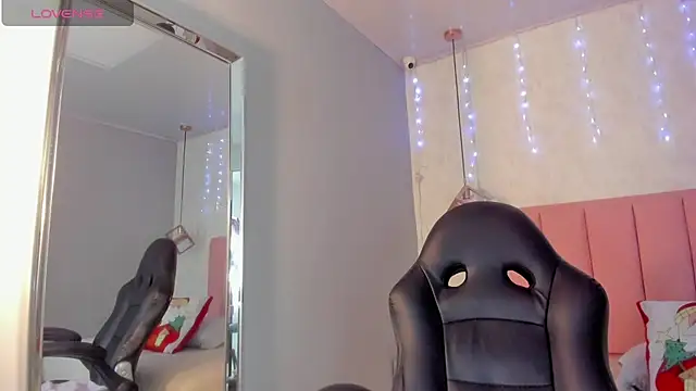 SUNNYCYRUS online show from 12-17-25, 12:33