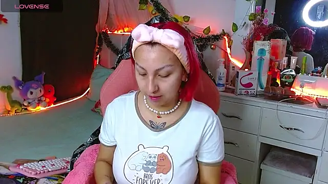 Snapshot of Littlerouse_ chatting on 12-19-25, 10:39 Littlerouse online show from 12-19-25, 10:39