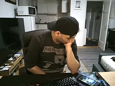 Snapshot of mihaimichael chatting on 09-10-25, 09:15 mihaimichael online show from 09-10-25, 09:15