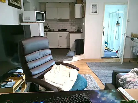 Snapshot of mihaimichael chatting on 09-19-25, 11:44 mihaimichael online show from 09-19-25, 11:44