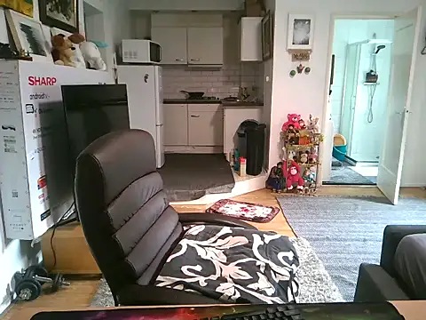 Snapshot of mihaimichael chatting on 10-20-25, 09:10 mihaimichael online show from 10-20-25, 09:10