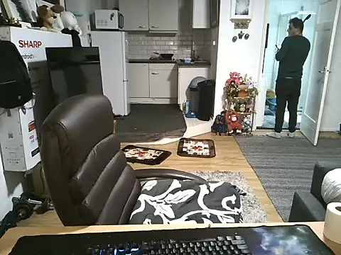 Snapshot of mihaimichael chatting on 10-23-25, 01:32 mihaimichael online show from 10-23-25, 01:32