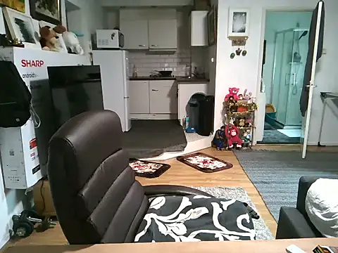 Snapshot of mihaimichael chatting on 10-25-25, 11:29 mihaimichael online show from 10-25-25, 11:29