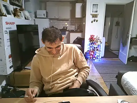 Snapshot of mihaimichael chatting on 10-28-25, 12:14 mihaimichael online show from 10-28-25, 12:14