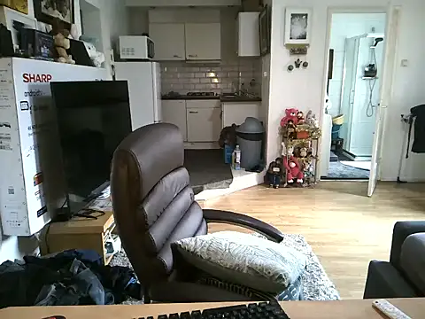 Snapshot of mihaimichael chatting on 11-11-25, 12:16 mihaimichael online show from 11-11-25, 12:16