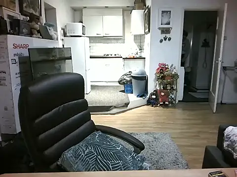 Snapshot of mihaimichael chatting on 11-13-25, 08:19 mihaimichael online show from 11-13-25, 08:19