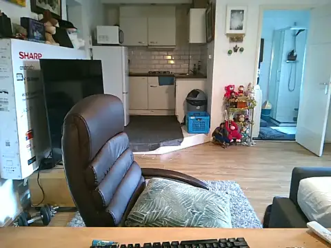 Snapshot of mihaimichael chatting on 11-22-25, 01:54 mihaimichael online show from 11-22-25, 01:54