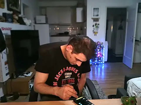 Snapshot of mihaimichael chatting on 11-29-25, 02:58 mihaimichael online show from 11-29-25, 02:58