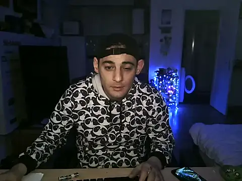 Snapshot of mihaimichael chatting on 11-30-25, 03:21 mihaimichael online show from 11-30-25, 03:21