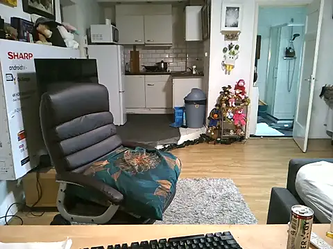 Snapshot of mihaimichael chatting on 12-14-25, 01:05 mihaimichael online show from 12-14-25, 01:05