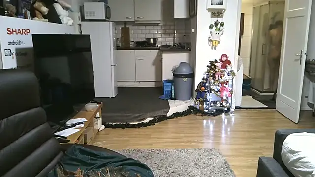 Snapshot of mihaimichael chatting on 12-15-25, 01:10 mihaimichael online show from 12-15-25, 01:10