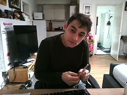 Snapshot of mihaimichael chatting on 12-15-25, 01:48 mihaimichael online show from 12-15-25, 01:48