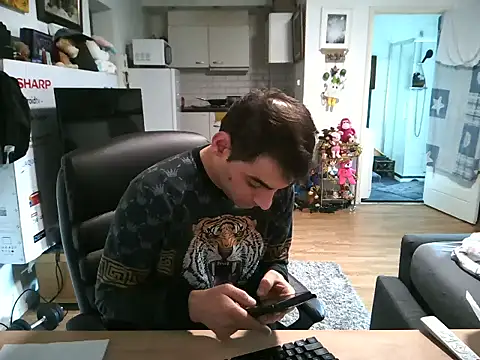 Snapshot of mihaimichael chatting on 12-18-25, 12:22 mihaimichael online show from 12-18-25, 12:22