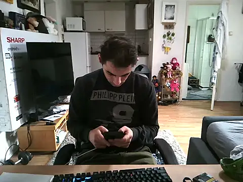 Snapshot of mihaimichael chatting on 12-19-25, 02:02 mihaimichael online show from 12-19-25, 02:02